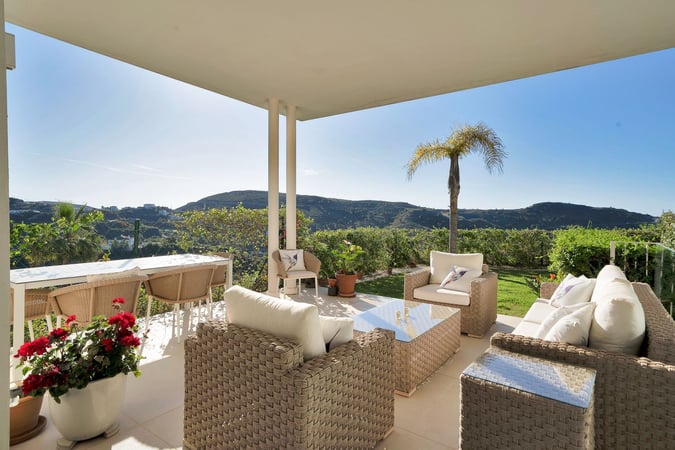 Apartment in Benahavis - view 1