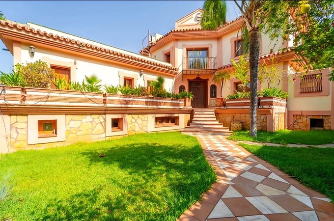 Villa in Estepona - view 1