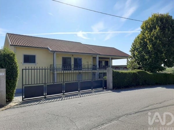 House in Sabrosa - view 1