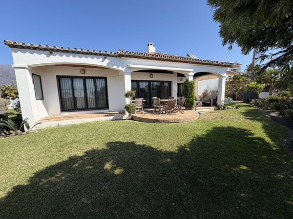 Villa in Estepona - view 1