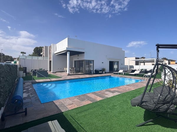 Villa in Villamartin - view 1