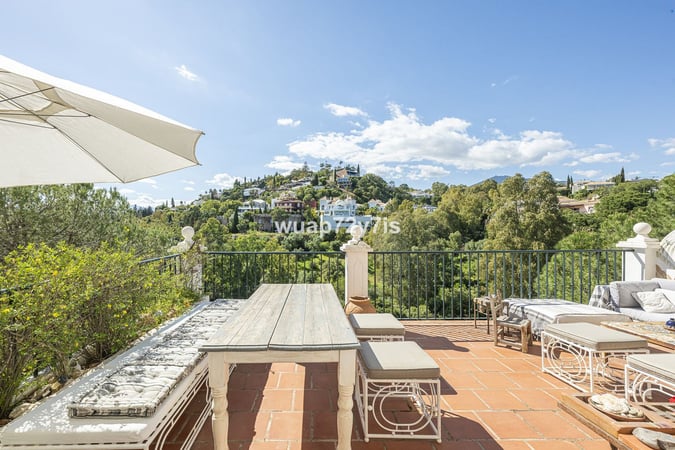 Villa in Benahavis - view 1