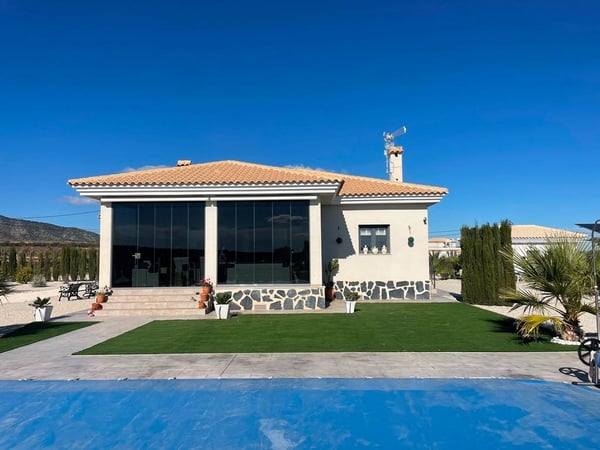 Villa in Pinoso - view 1