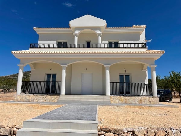 Villa in Pinoso - view 1