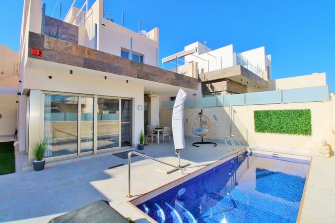 Villa in Villamartin - view 1