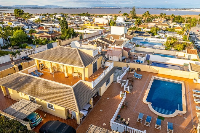 Villa in Residencia los Altos - view 1