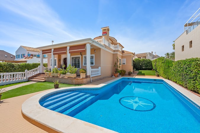 Villa in Torrelamata - view 1