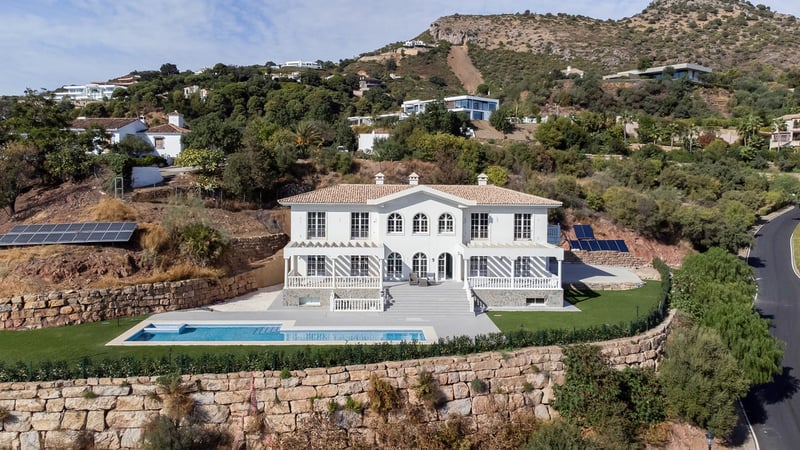 Villa in Benahavis - view 1