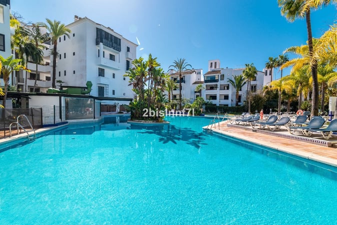 Apartment in Elviria - view 1