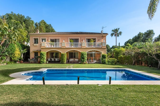 Villa in Nueva Andalucia - view 1
