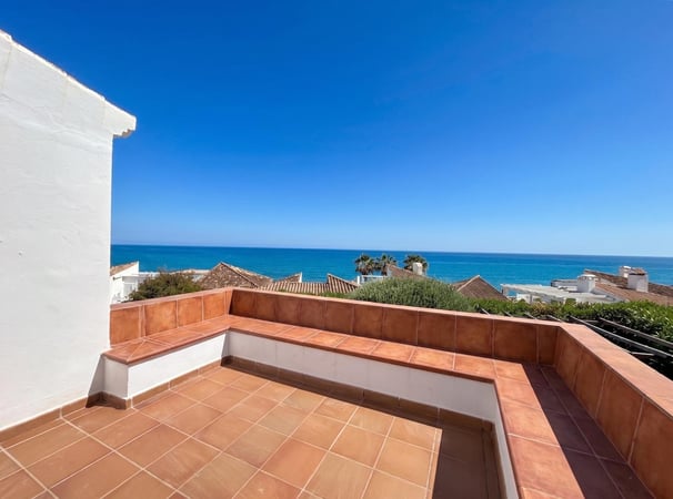Villa in Estepona - view 1