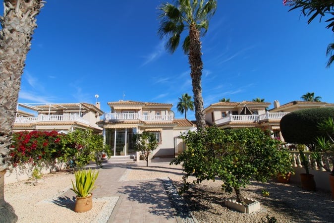 Villa in Los Dolses - view 1