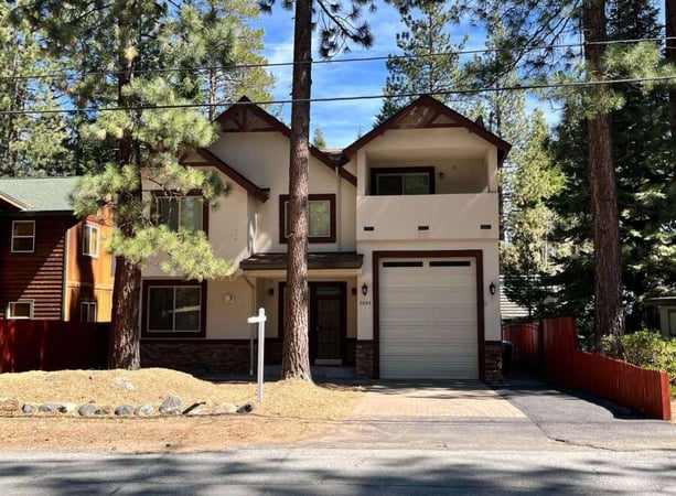 House in Lake Valley - view 1