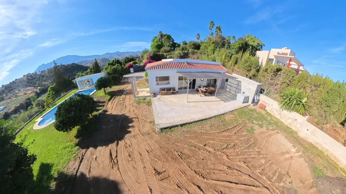 Villa in Estepona - Image 2