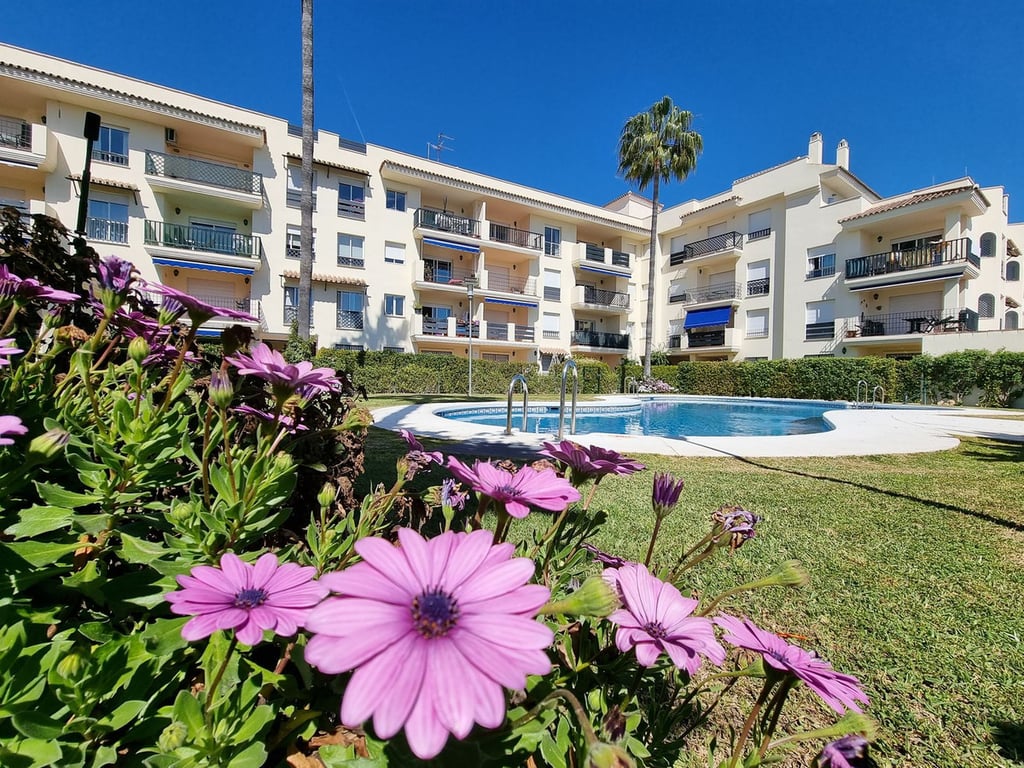 Apartment in Nueva Andalucia - Image 2