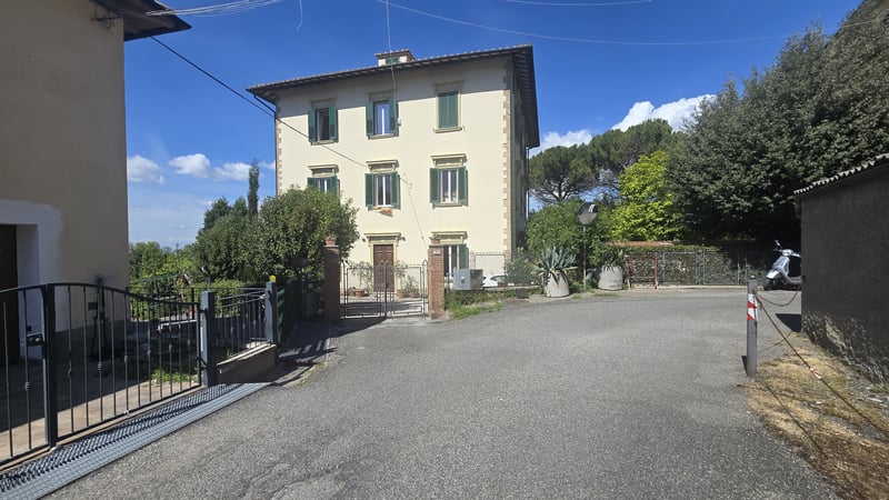 House in Volterra - view 1