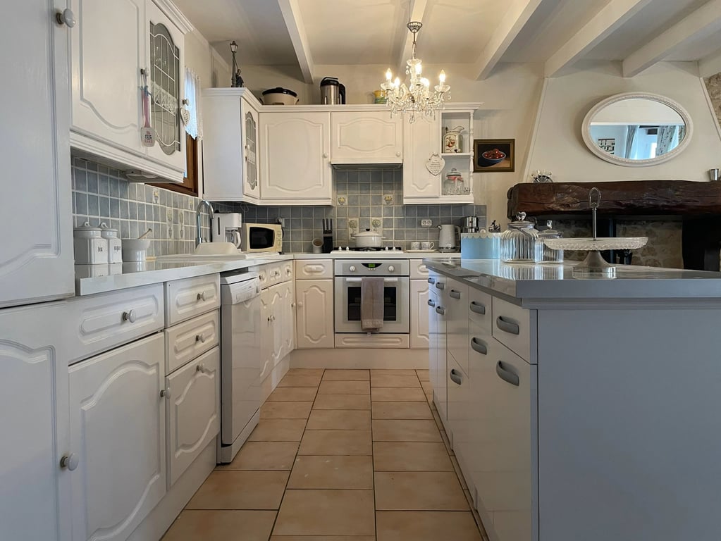 House in Saint-Pierre-de-Juillers - Image 3