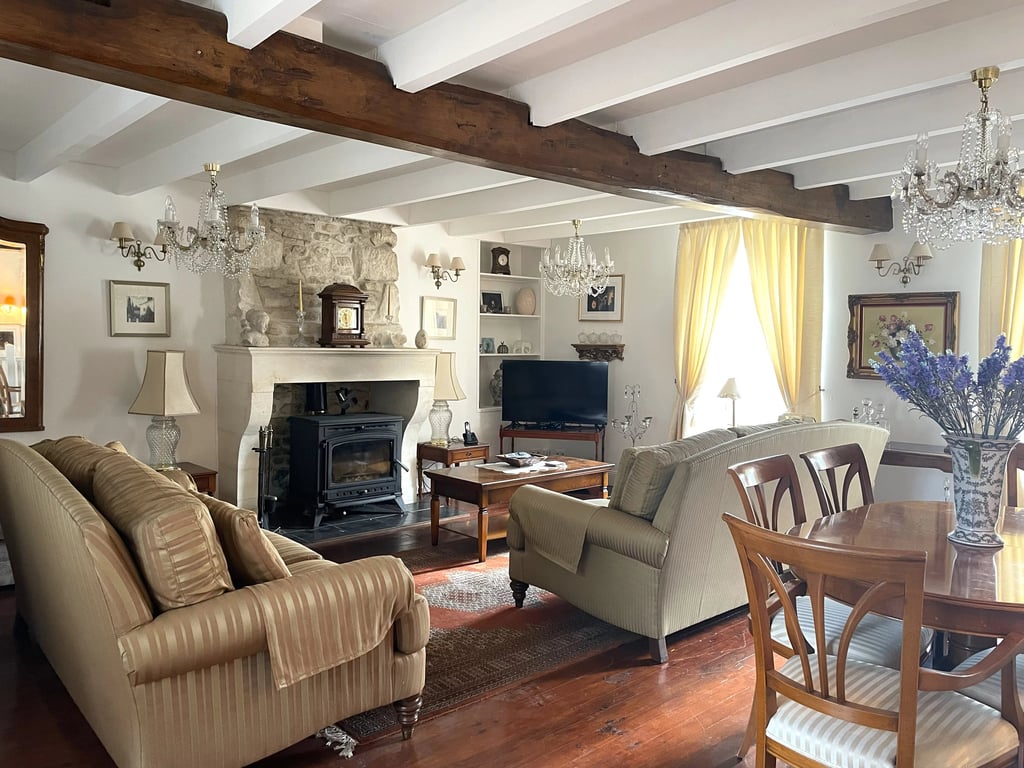 House in Saint-Pierre-de-Juillers - Image 2