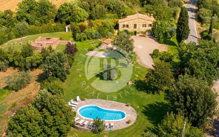 Villa in Campagnatico - view 1