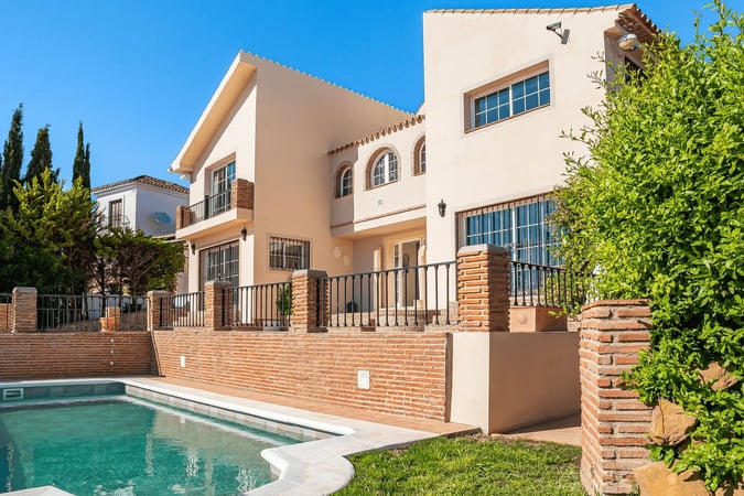 Villa in Estepona - view 1