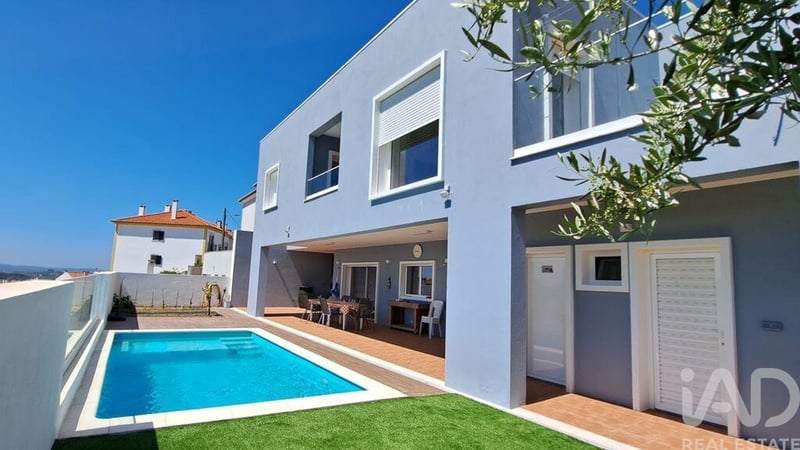 House in Sobral de Monte Agraco - view 1