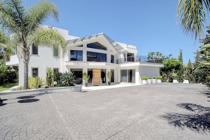 Villa in Nueva Andalucia - view 1