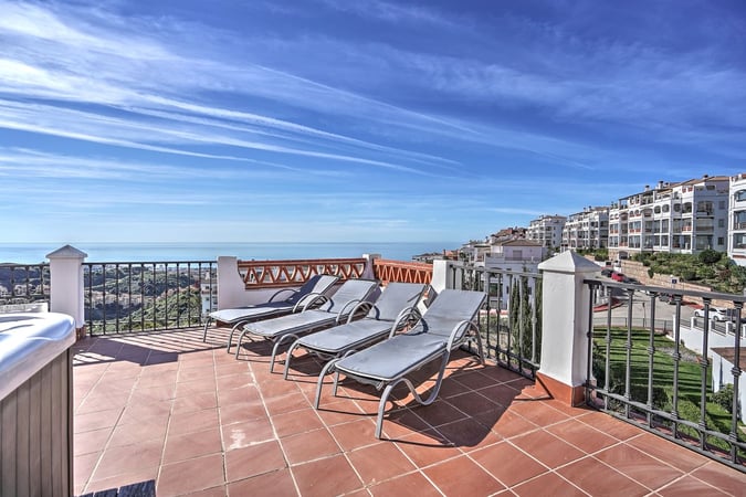 Penthouse in Sitio de Calahonda - view 1