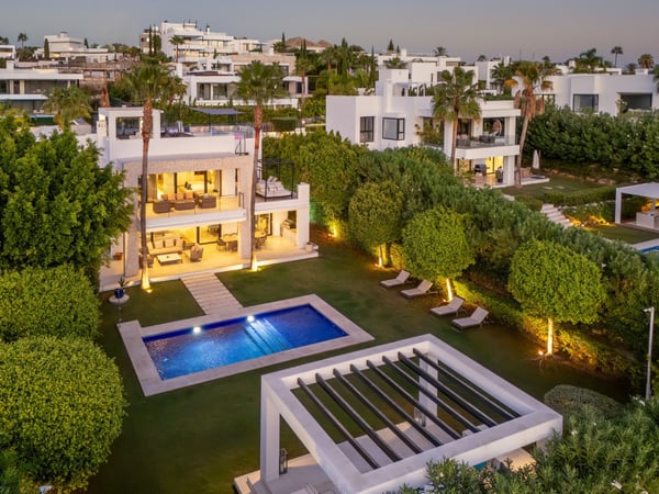 Villa in Nueva Andalucia - view 1