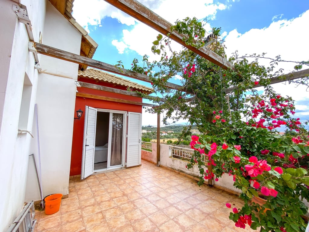 Villa in Ayios Adhrianos - Image 3