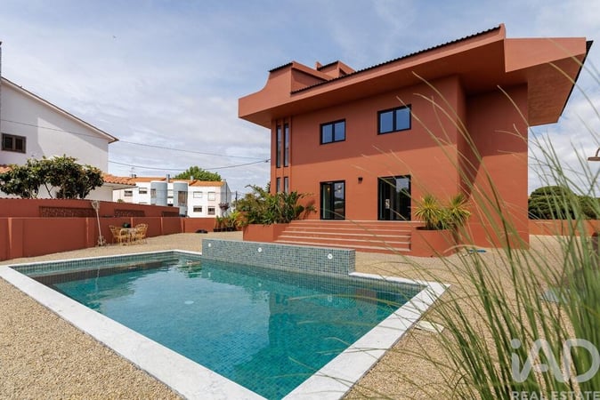 House in Charneca de Caparica - view 1