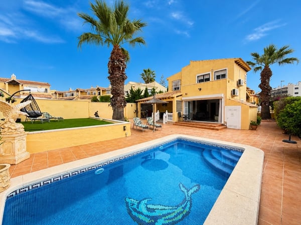 Villa in Villamartin - view 1