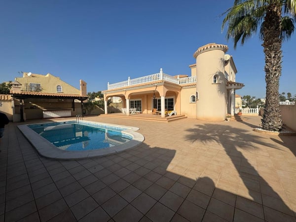 Villa in Dehesa de Campoamor - view 1