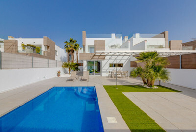 Villa in Urbanizacion El Raso - view 1