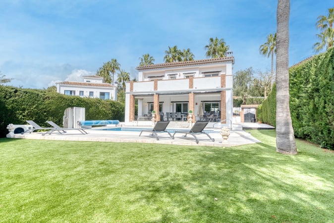 Villa in Sitio de Calahonda - view 1