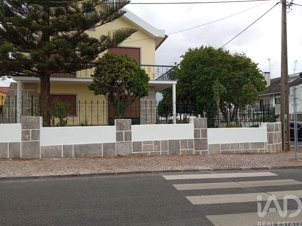 House in Rio de Mouro - view 1