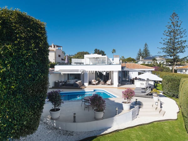 Villa in Nueva Andalucia - view 1