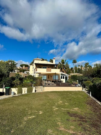 Villa in Estepona - view 1