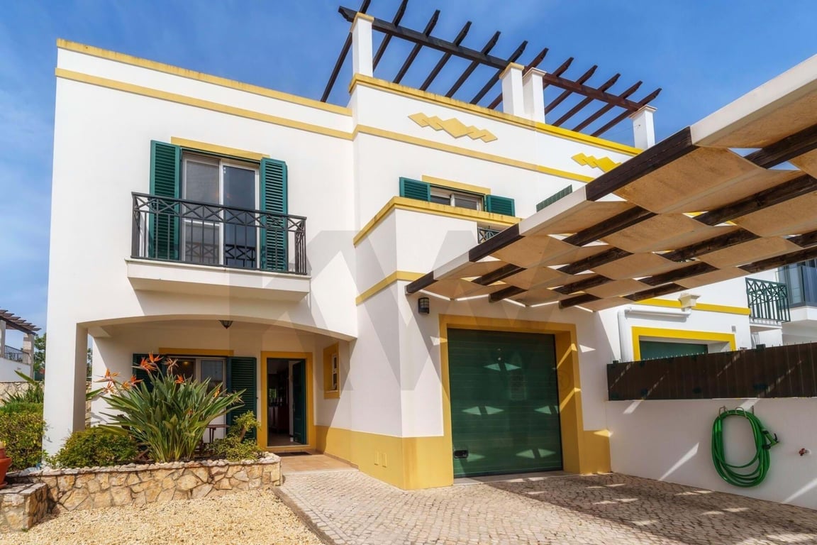 Villa in Canada - Image 3