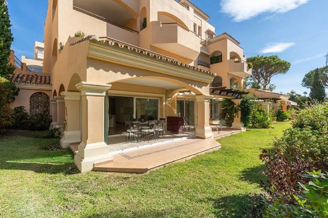 Apartment in Elviria - view 1