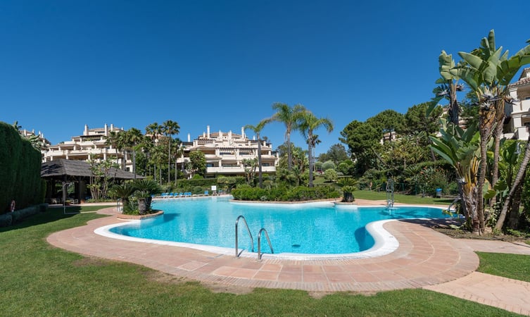 Apartment in Benahavis - view 1
