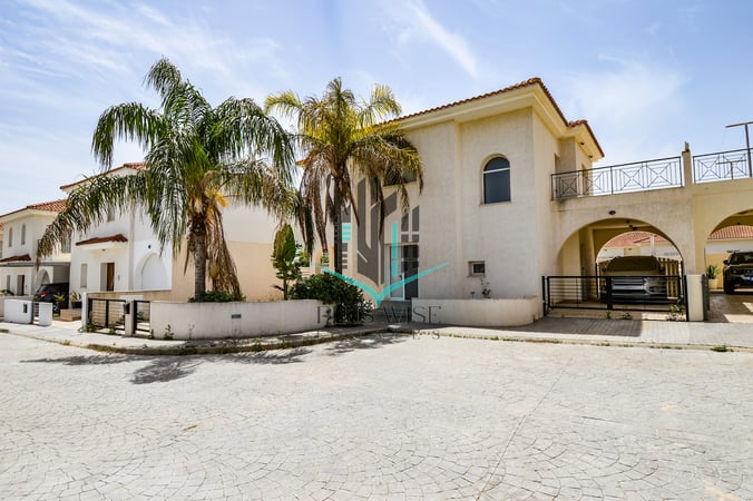 Villa in Paralimni - view 1