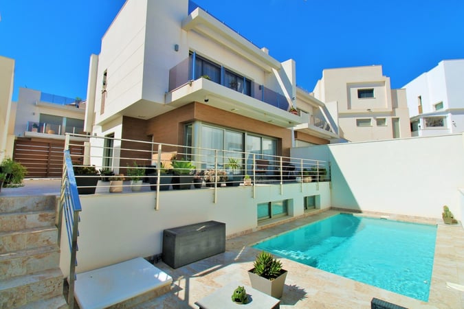 Villa in Villamartin - view 1