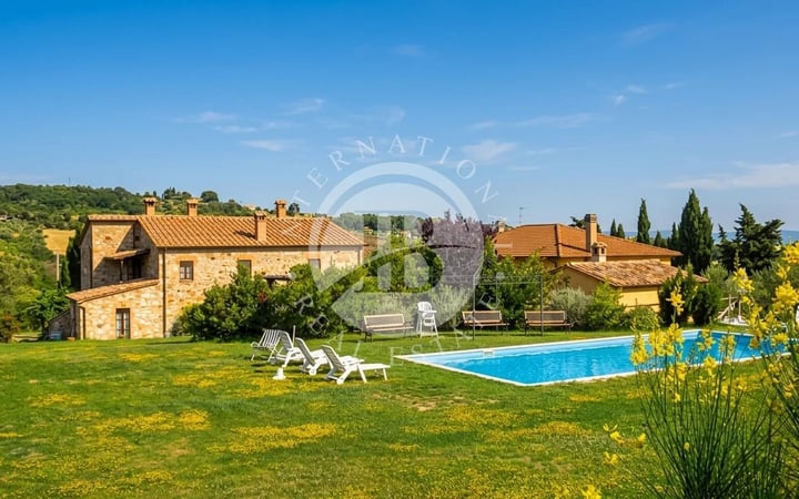 Villa in Sarteano - view 1