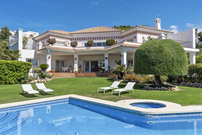 Villa in El Paraiso - view 1