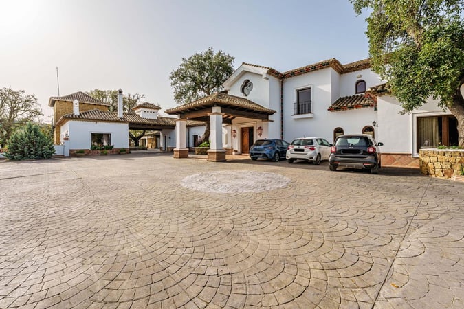 Villa in La Mairena - view 1