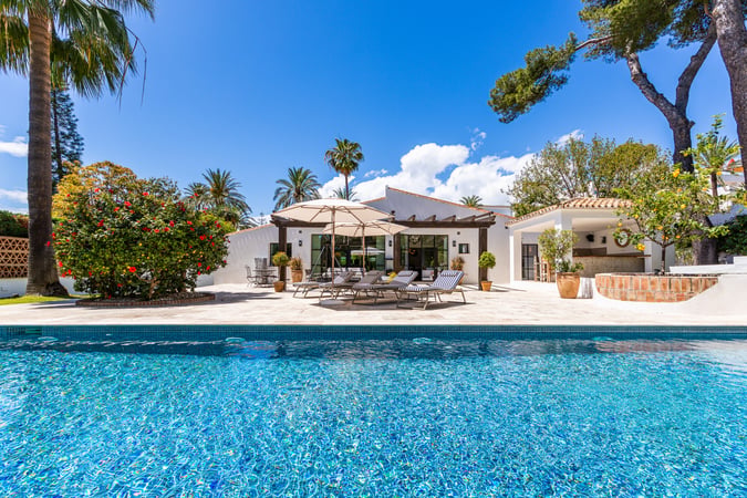 Villa in Marbella Del Este - view 1