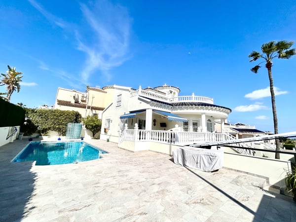 Villa in El Pinar de Campoverde - view 1