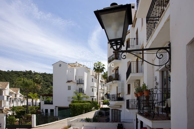 Apartment in Benahavis - view 1
