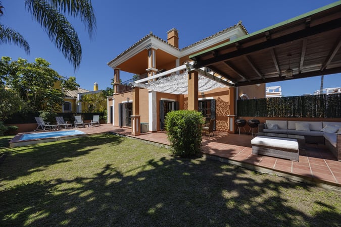 Villa in Guadalmina - view 1