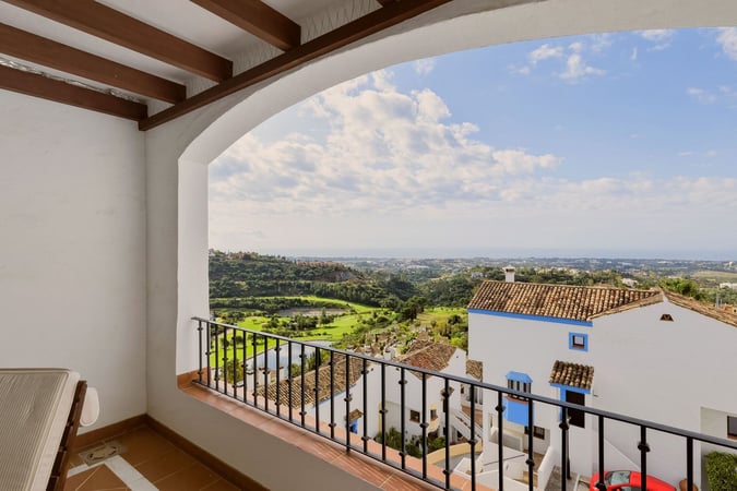 Apartment in Benahavis - view 1